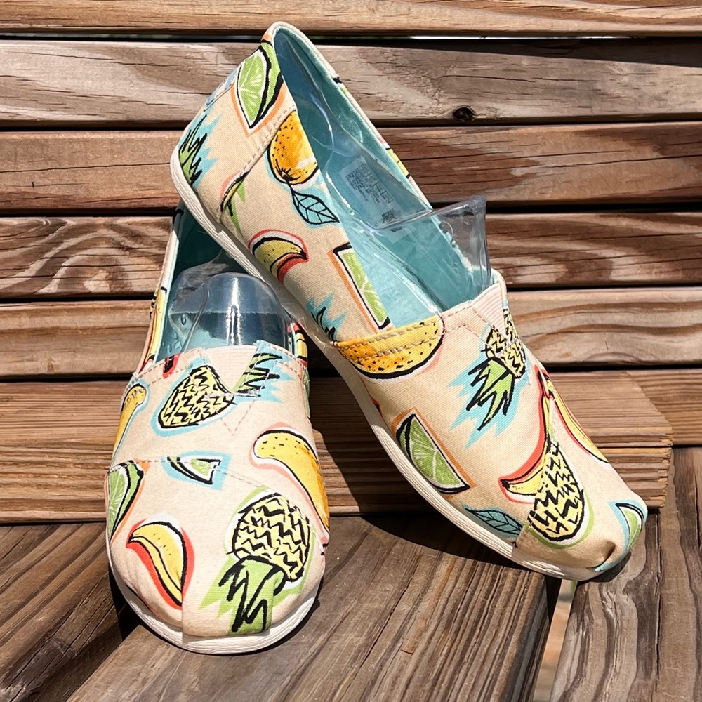 - TOMS 7.5 Tropical Fruit Colorful Print Slip-Ons! LIKE NEW!